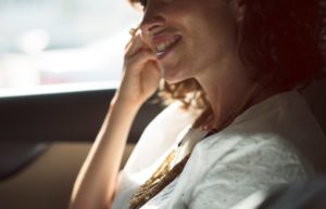Femme souriante au téléphone